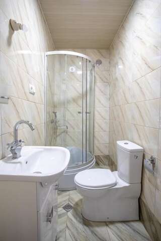 Отель Gantiadi Кутаиси Трехместный номер с собственной ванной комнатой-10