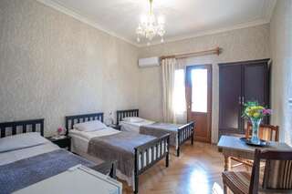 Отель Gantiadi Кутаиси Трехместный номер с собственной ванной комнатой-1